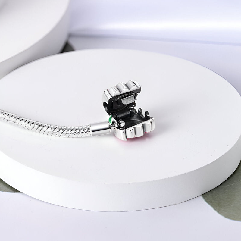 Bracelet argenté chaîne serpent avec pendentif tulipe ouvrant détail rose nacré.