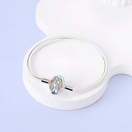 Bracelet chaîne en argent avec pendentif Vierge Marie émaillé multicolore, design épuré et élégant.