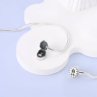 Bracelet argenté fin avec pendentif médaillon ovale ouvrant, intérieur lisse et chaîne serpent.