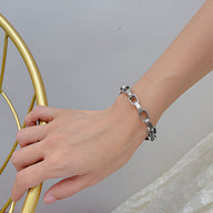 Bracelet pour femme en acier inoxydable argenté à maille XL, modèle Aria sur poignet.