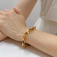 Bracelet femme maille XL doré en acier inoxydable modèle Aria porté au poignet.