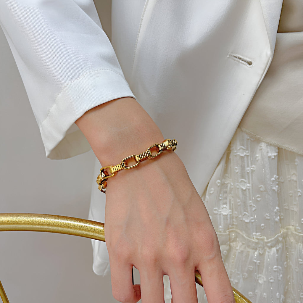 Bracelet femme maille XL en acier inoxydable doré, style chic et moderne.