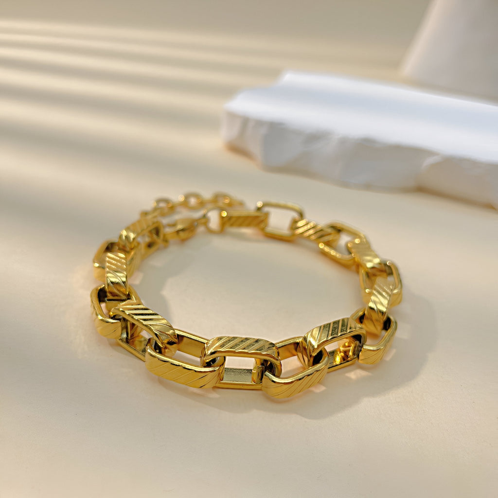 Bracelet pour femme en maille XL dorée en acier inoxydable, modèle Aria, finition brillante.