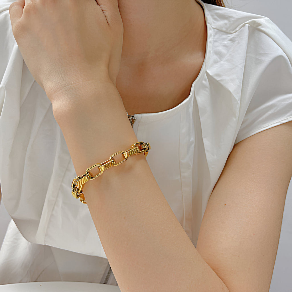 Bracelet pour femme en acier inoxydable doré, maille XL, style chaîne large modèle Aria.