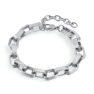 Bracelet pour femme en acier inoxydable argenté à maille XL texturée modèle Aria avec fermoir réglable.