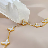 Bracelet or avec chaînette fine et cinq charms papillons blancs en acier inoxydable finition brillante.