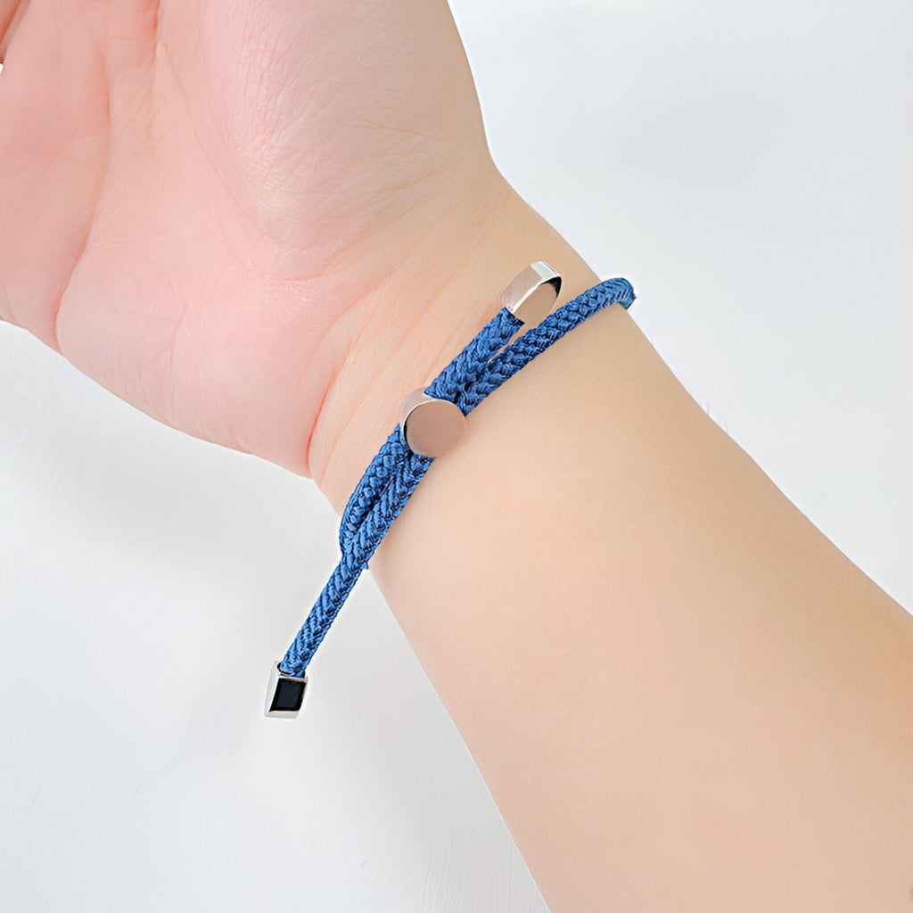 Bracelet femme cordon bleu tressé avec fermoir métallique argenté.