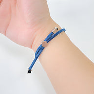 Bracelet femme cordon bleu tressé avec fermoir métallique argenté.