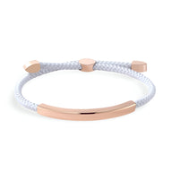 Bracelet femme cordon blanc avec détail barre et embouts en métal doré rose élégants.