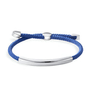 Bracelet femme cordon bleu tressé avec barre métallique argentée lisse et fermoir ajustable.