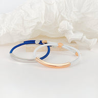Bracelets pour femme en cordon bleu et blanc avec barres métalliques dorée et argentée élégantes.
