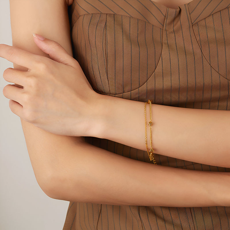 Bracelet femme en acier inoxydable doré avec formes géométriques fines et délicates.