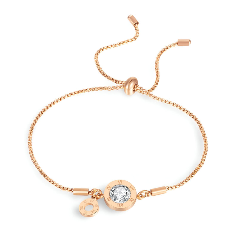 Bracelet femme en acier inoxydable or rosé avec charm chiffres romains en verre et chaîne réglable.