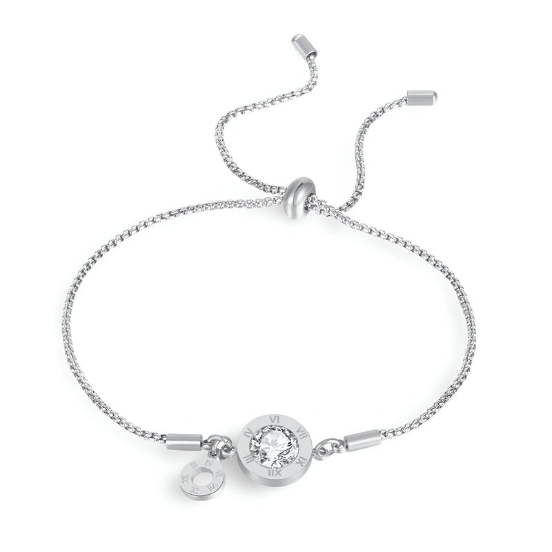 Bracelet ajustable en acier inoxydable argenté avec charm chiffres romains en verre central.