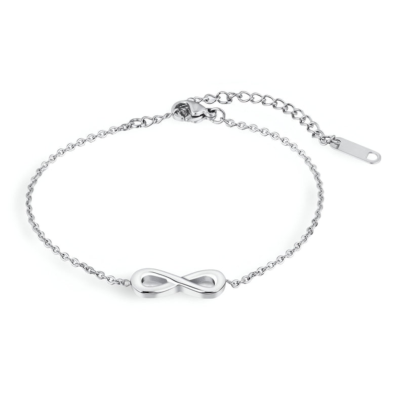 Bracelet fin en acier inoxydable argenté avec charm infini discret et chaîne réglable.