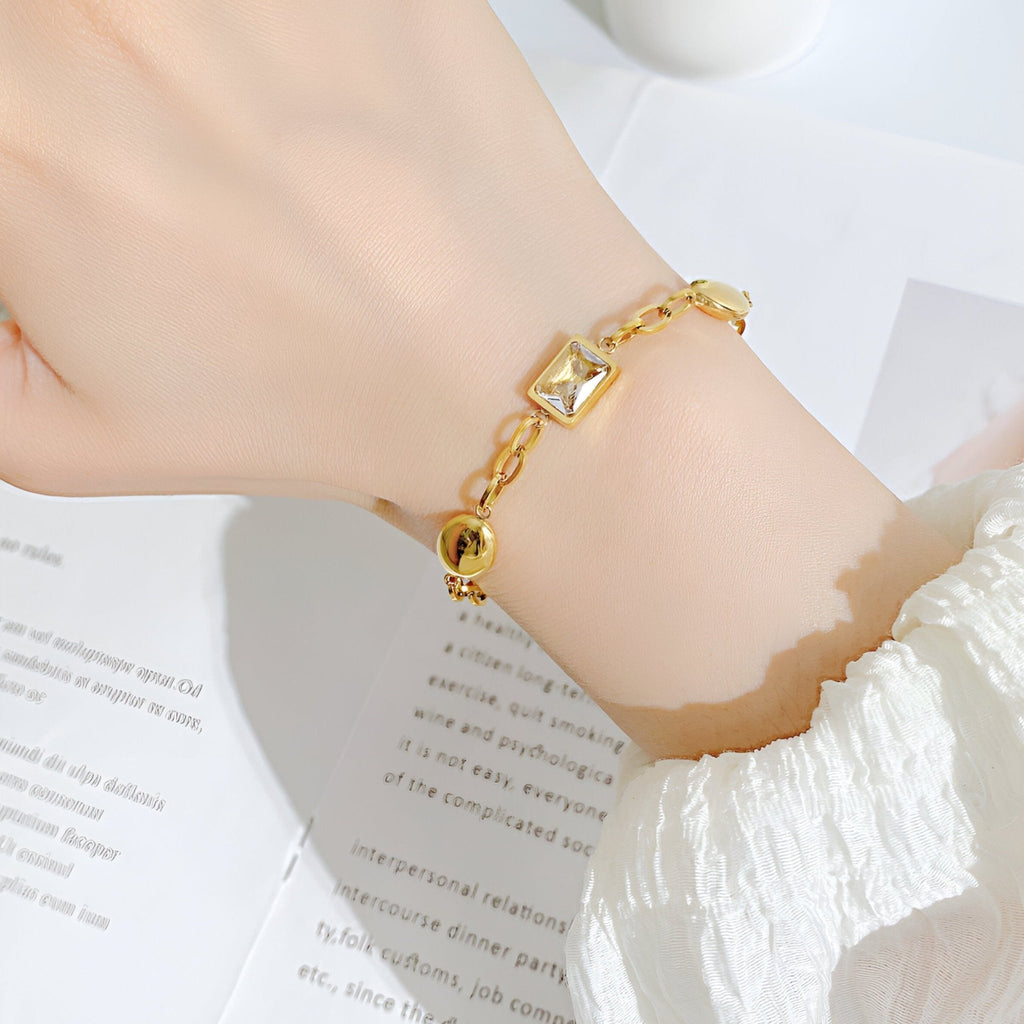 Bracelet doré en acier inoxydable avec cube de zirconium scintillant modèle Hilda.