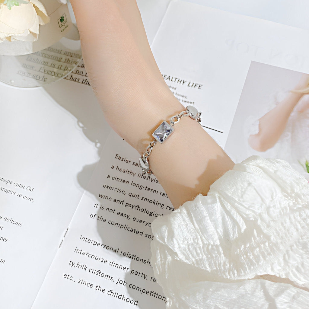 Bracelet femme en acier inoxydable argenté avec cube de zirconium scintillant modèle Hilda.