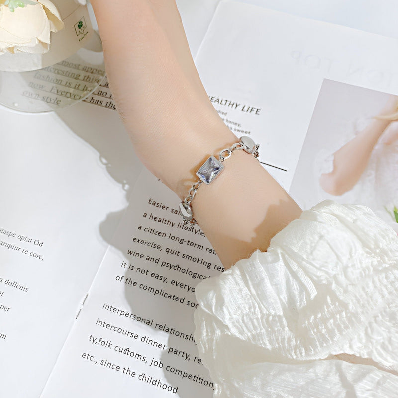 Bracelet femme en acier inoxydable argenté avec cube de zirconium scintillant modèle Hilda.