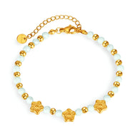 Bracelet femme or en acier inoxydable avec perles amazonites et charms étoiles dorées.