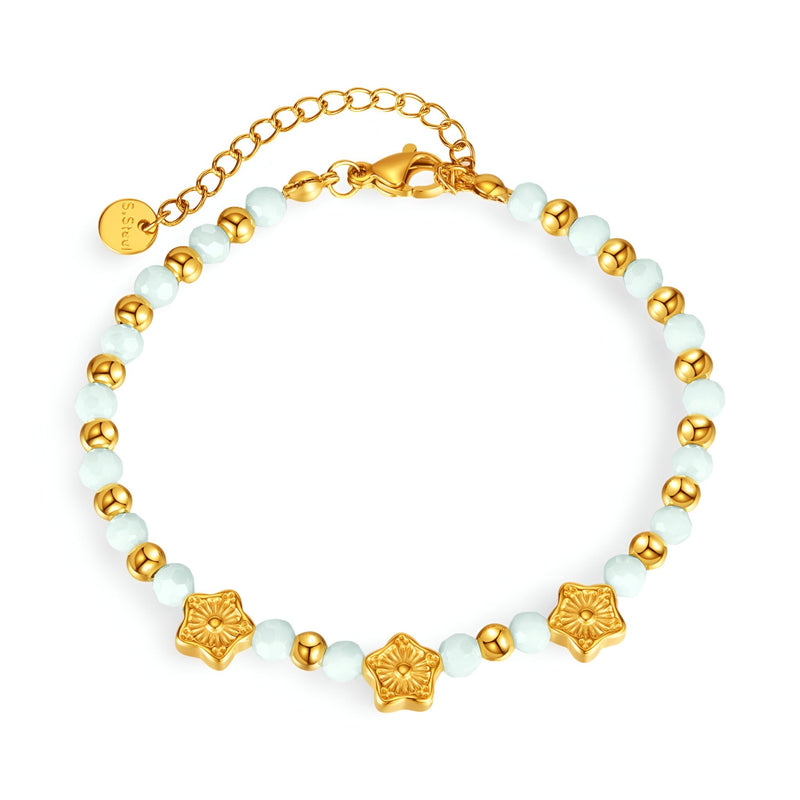 Bracelet femme or en acier inoxydable avec perles amazonites et charms étoiles dorées.