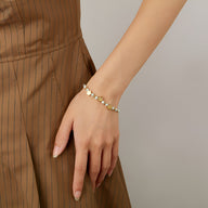 Bracelet femme en acier inoxydable doré avec perles amazonite et charms étoiles délicats.