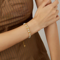 Bracelet femme en acier doré avec perles d’amazonite et charms étoiles raffinés.