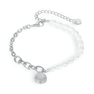 Bracelet pour femme en acier inoxydable argenté avec perles blanches et pendentif smiley éclatant.