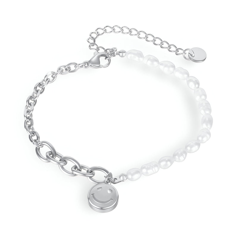 Bracelet pour femme en acier inoxydable argenté avec perles blanches et pendentif smiley éclatant.