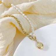 Bracelet femme doré avec perles blanches et pendentif smiley rond en acier inoxydable.