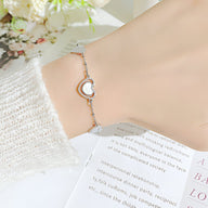 Bracelet femme en acier inoxydable argenté avec cœurs alternés et finition brillante.