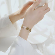 Bracelet femme en acier inoxydable doré avec pendentifs multiples arbres de vie, design Lini.