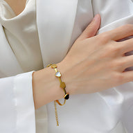 Bracelet femme or en acier inoxydable avec cœurs colorés et chaînette réglable.