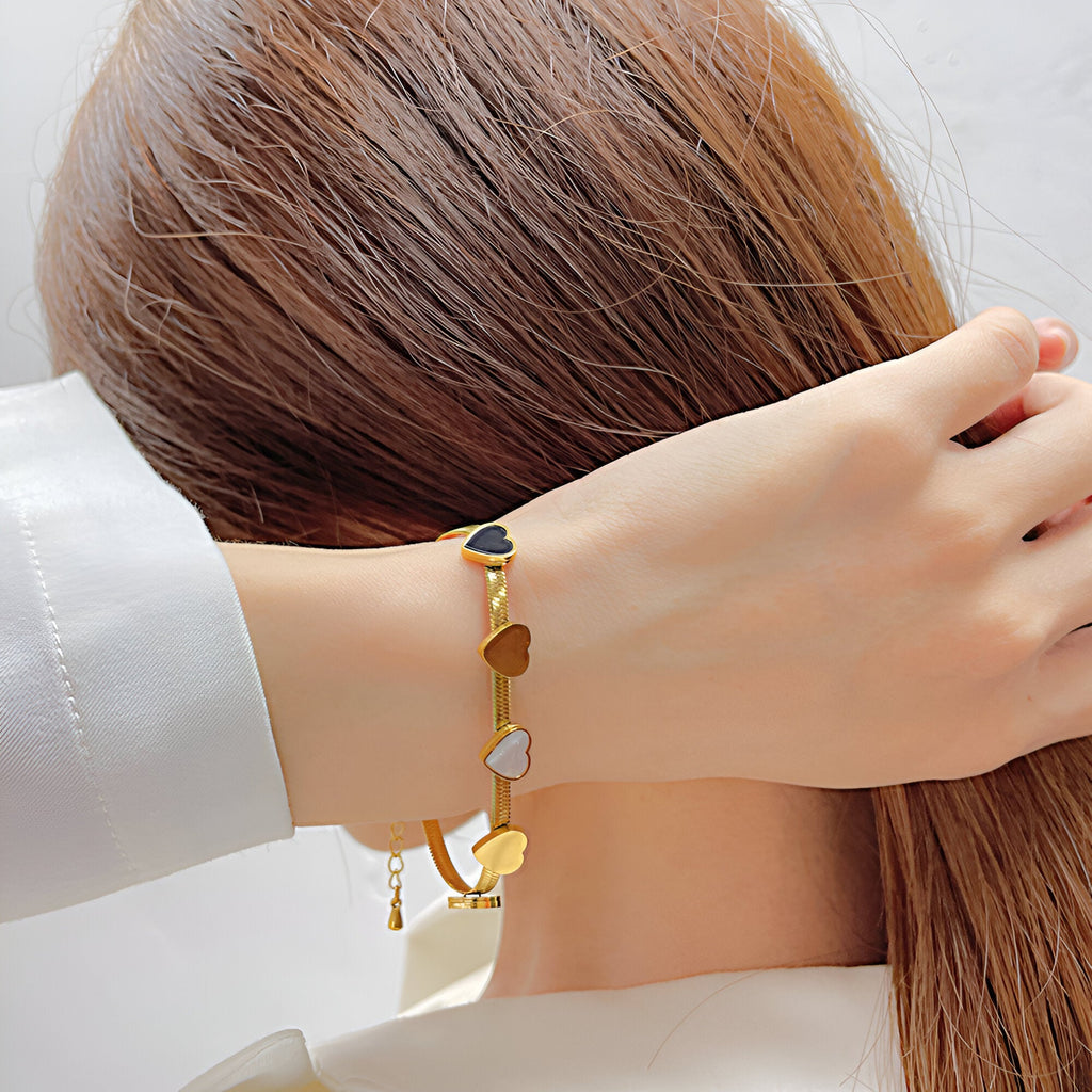 Bracelet femme en acier inoxydable doré avec coeurs colorés multicolores, modèle Keira.