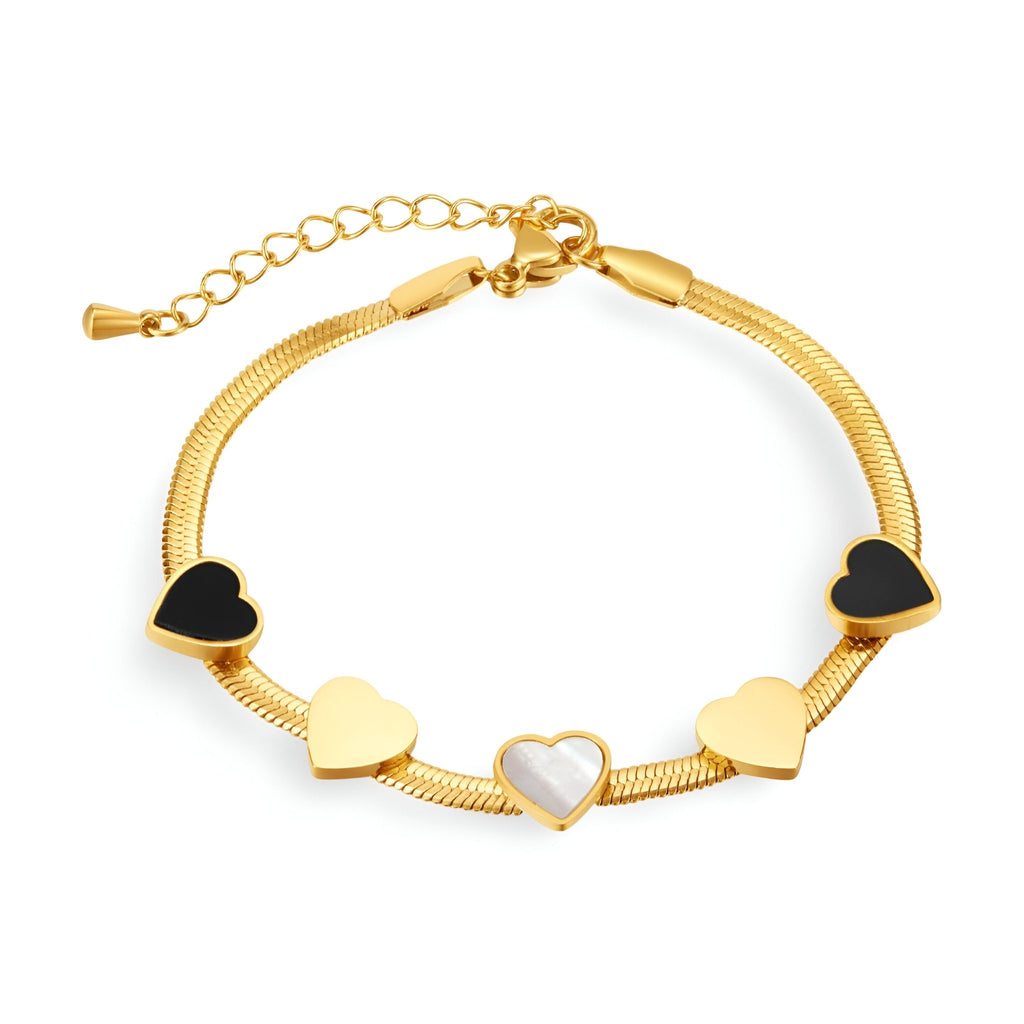 Bracelet en acier inoxydable doré avec cinq cœurs colorés noirs, dorés et nacrés.