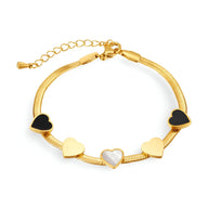 Bracelet en acier inoxydable doré avec cinq cœurs colorés noirs, dorés et nacrés.