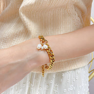 Bracelet femme en acier inoxydable or avec perles blanches suspendues, modèle Miranda.