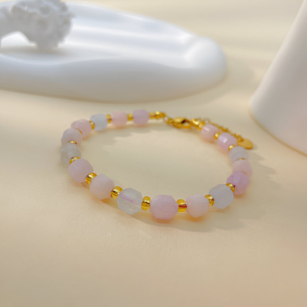 Bracelet en acier inoxydable doré avec pierres rondes de morganite rose pâle.