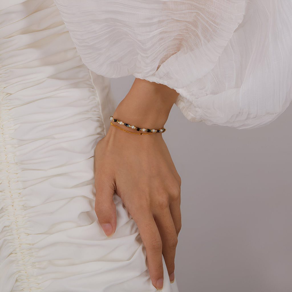 Bracelet femme or en acier inoxydable avec pierres naturelles et perles fines, modèle Betty.