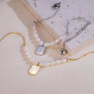 Bracelet femme perlé en acier inoxydable avec pendentif plaque or et argent.