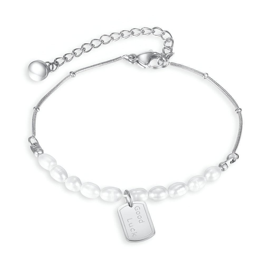 Bracelet pour femme en acier inoxydable argenté avec perles blanches et pendentif rectangulaire gravé.