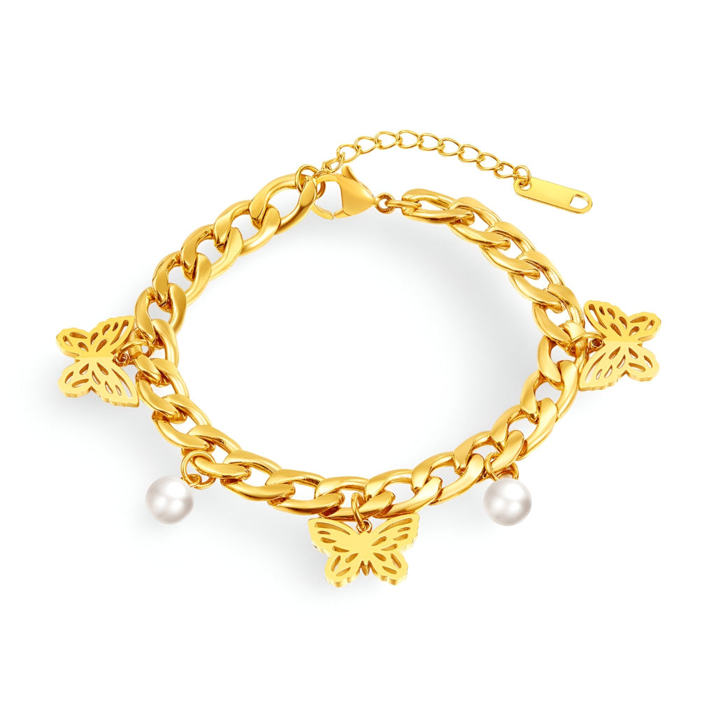 Bracelet femme en acier inoxydable doré avec chaîne épaisse, trois papillons sculptés et deux perles blanches suspendues.