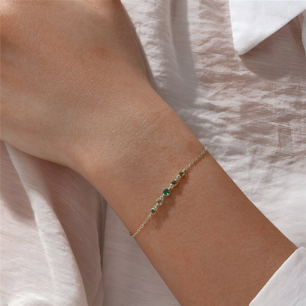 Bracelet fin en argent sterling avec petits zircons verts sertis sur chaîne délicate.