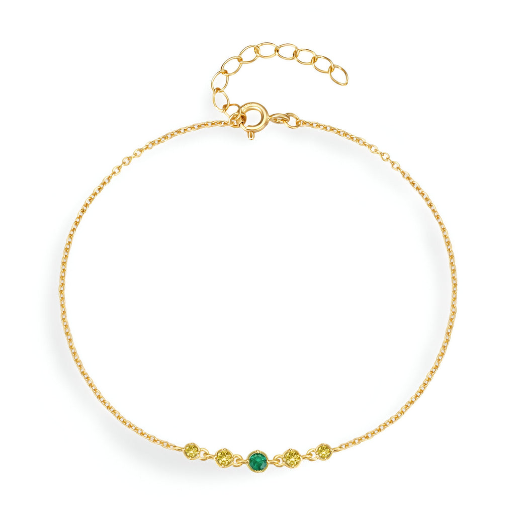 Bracelet fin en argent doré avec petites étoiles et zircon vert central.