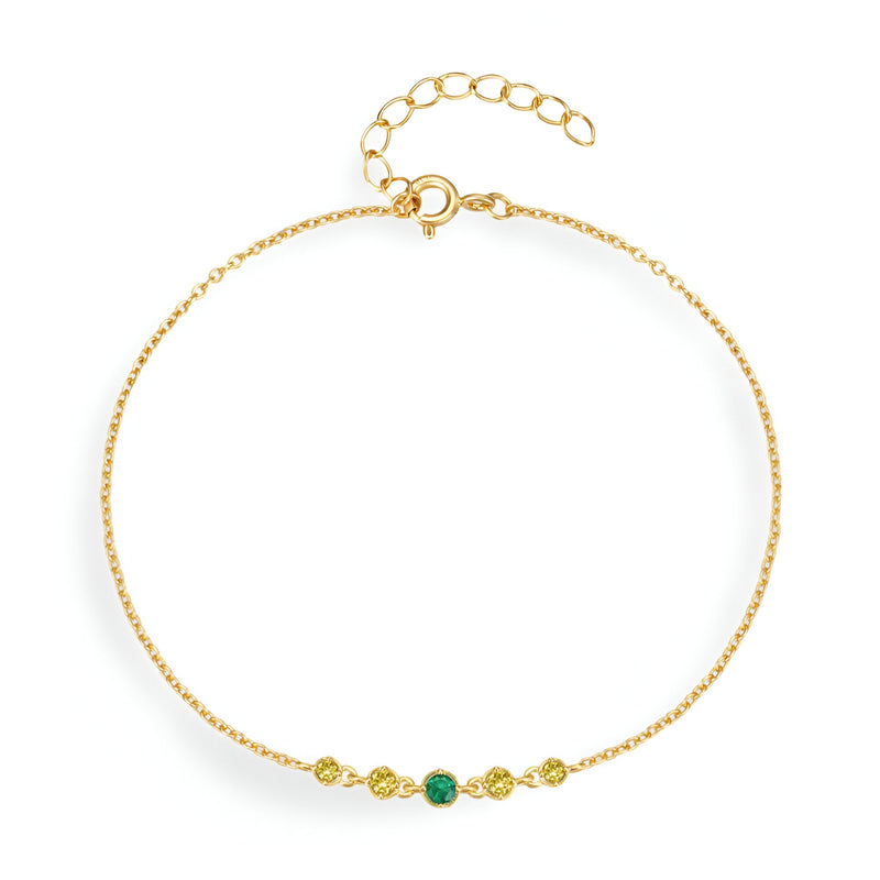 Bracelet fin en argent doré avec petites étoiles et zircon vert central.