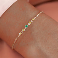 Bracelet délicat en argent sterling avec zircons verts et jaunes sur chaîne fine.
