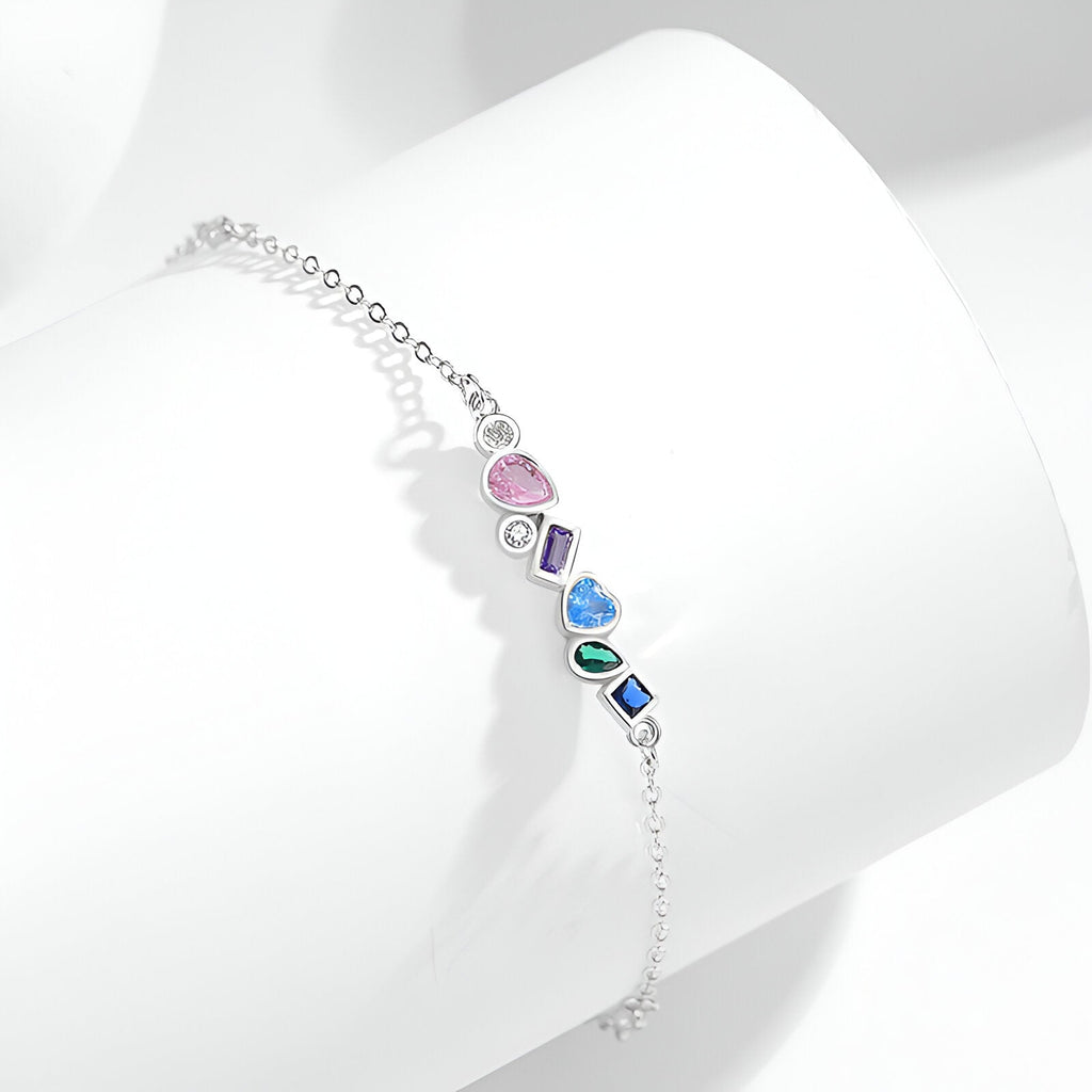 Bracelet argent sterling fin avec pendentifs en zircons colorés en forme de cœur et carrés.