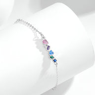 Bracelet argent sterling fin avec pendentifs en zircons colorés en forme de cœur et carrés.