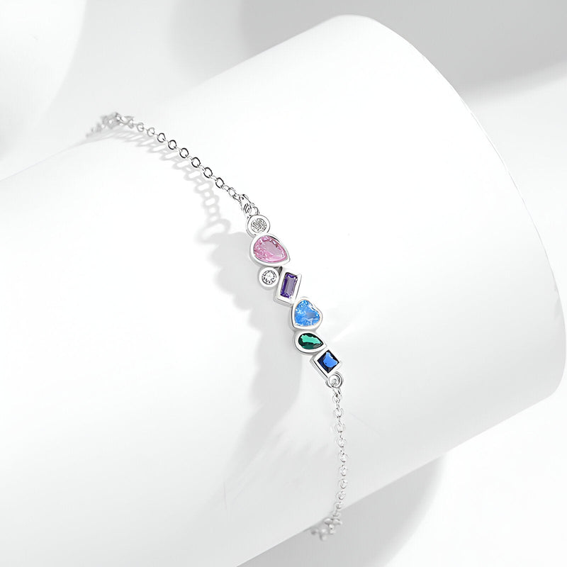 Bracelet argent sterling fin avec pendentifs en zircons colorés en forme de cœur et carrés.