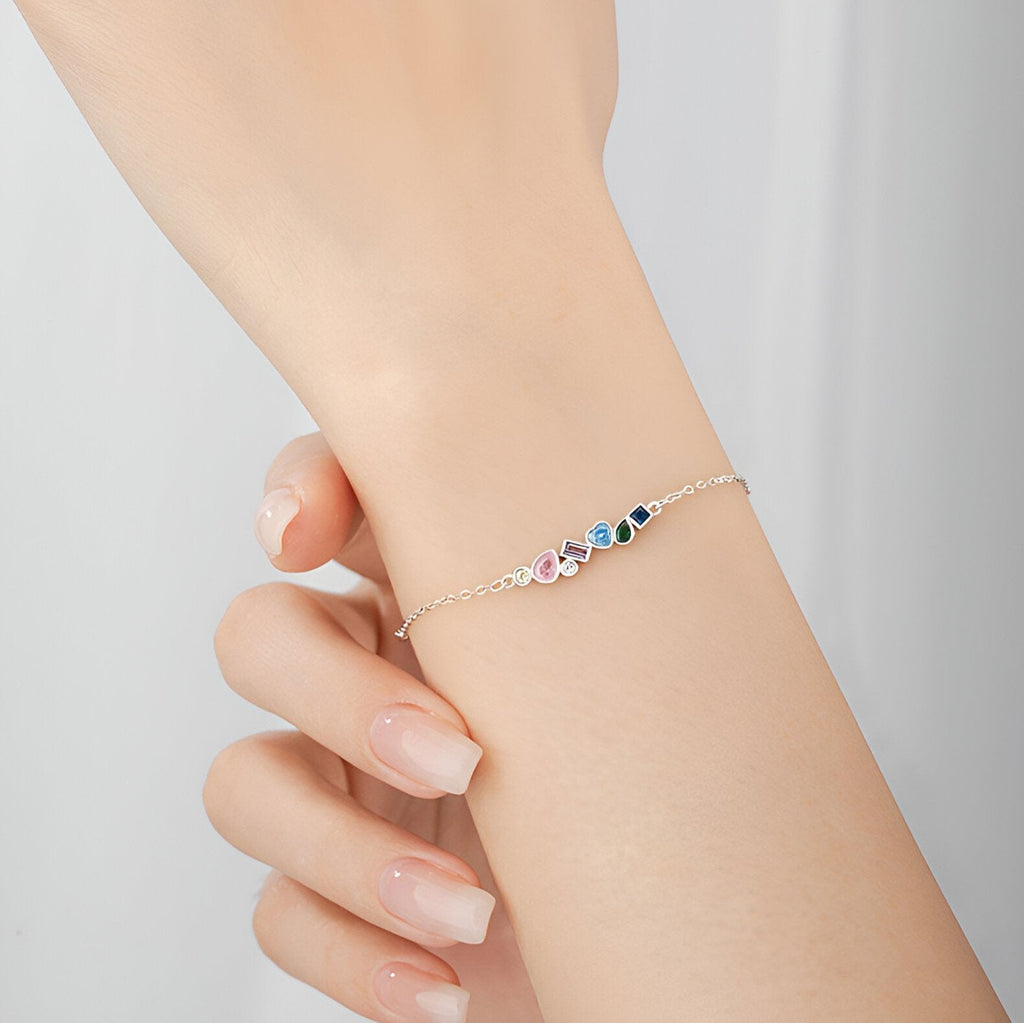 Bracelet fin en argent sterling avec zircons colorés multicolores élégants, porté au poignet féminin.