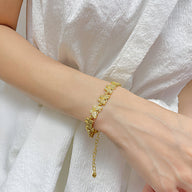 Bracelet femme en cuivre doré avec papillons ornés de zirconium, modèle Alana élégant.